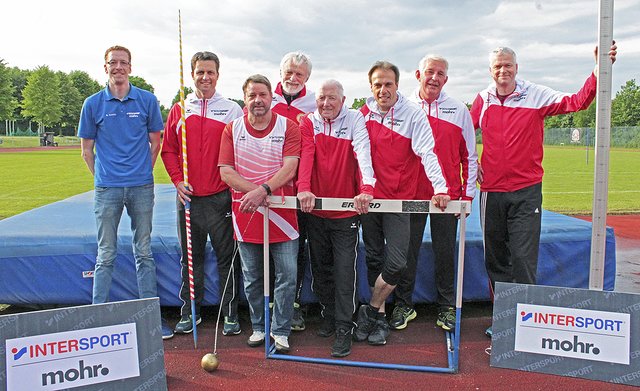 Björn Schmitz von Intersport Mohr (v.li.), Mark Schober, Jürgen Schulz, Henning Köhlert, Gerhard Knapp, Dennis Seifried, Rüdiger Hülsmann und Cord Meyer bringen sich aktiv beim VfL Horneburg ein Foto: jab