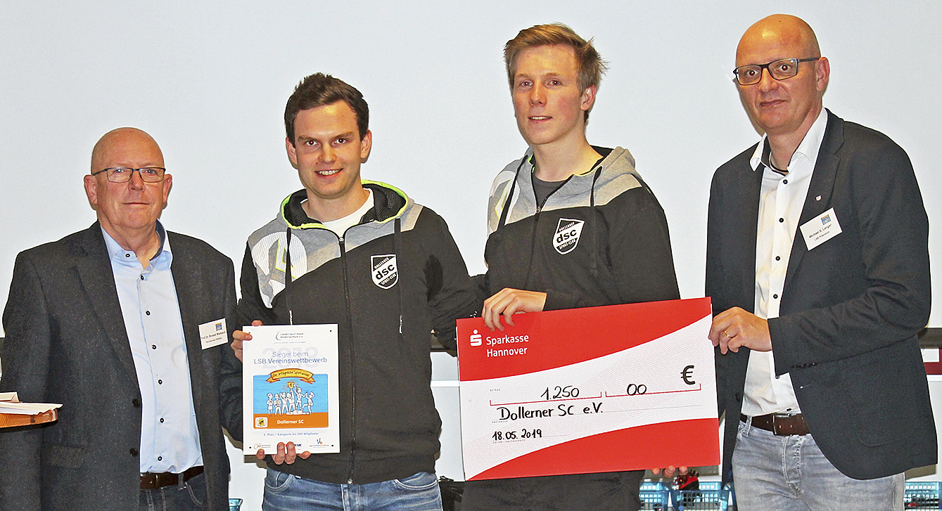 Ronald Wadsack (v.li.), Christoph Wichern, Piet Maaß und Michael Langer bei der Übergabe der Urkunde und des symbolischen Schecks Foto: Dollerner SC