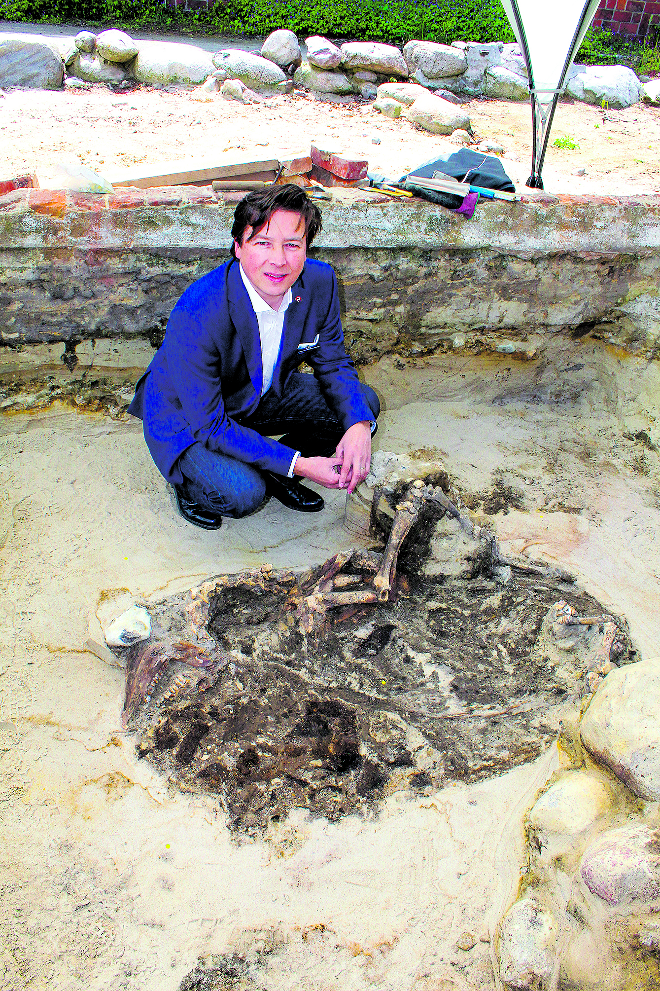 Vor dem Tierskelett: Prof. Dr. Rainer-Maria Weiss, Direktor des Archäologischen Museums Hamburg
