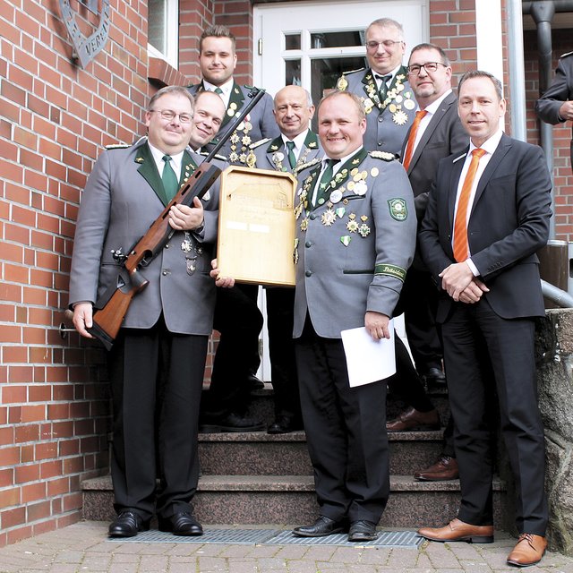 Strahlende Gesichter bei der Preisübergabe in Eyendorf: Die erfolgreichen Schützen mit den Volksbankvertretern Dirk Benecke (2. v. re.) und Matthias Kubigk (re.)