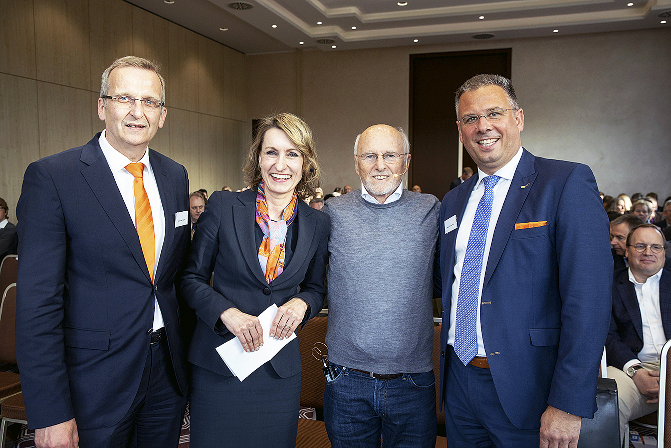 Freuen sich über einen gelungenen Abend (v.li.): Gerd-Ulrich Cohrs und Stefanie Salata vom Volksbank-Vorstand,
Dirk Roßmann und Fedor Zimmermann, Regionaldirektor
für den Bereich Lüneburg