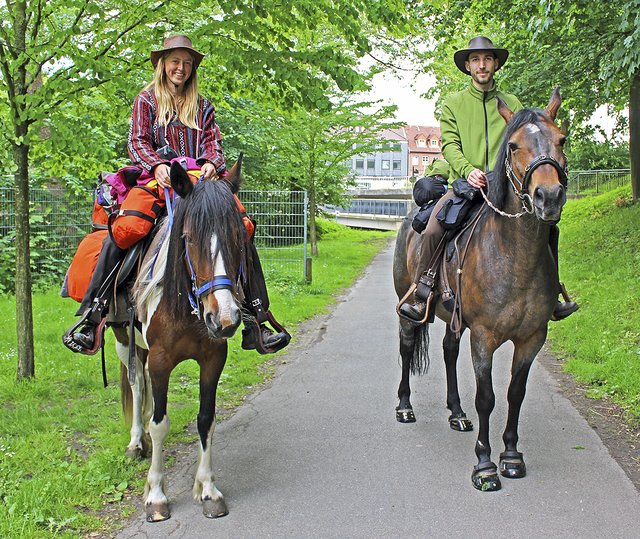 Natalie Flösch mit Pferd Kaya (li.) und Daniel Bertold mit Holly genießen den Ritt durch die Stader Wallanlagen Foto: jab