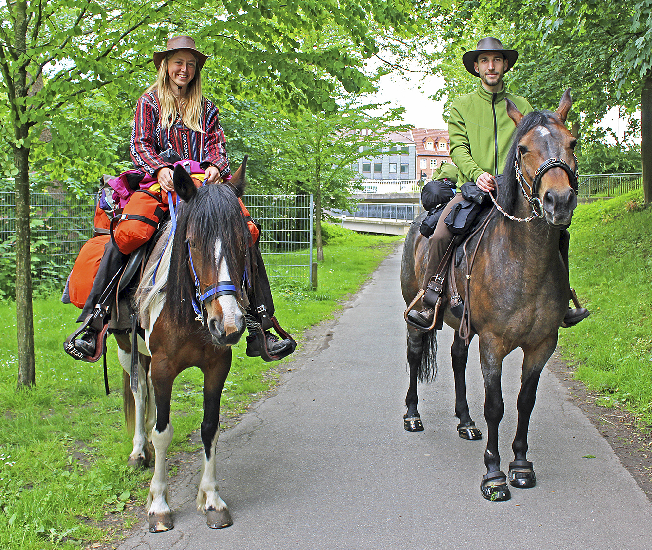 Natalie Flösch mit Pferd Kaya (li.) und Daniel Bertold mit Holly genießen den Ritt durch die Stader Wallanlagen Foto: jab