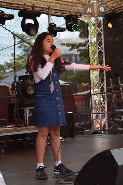 Die kleine Luisa zeigte beim Gesangswettbewerb "The Voice of Winsen" ihre musikalisches Talent 