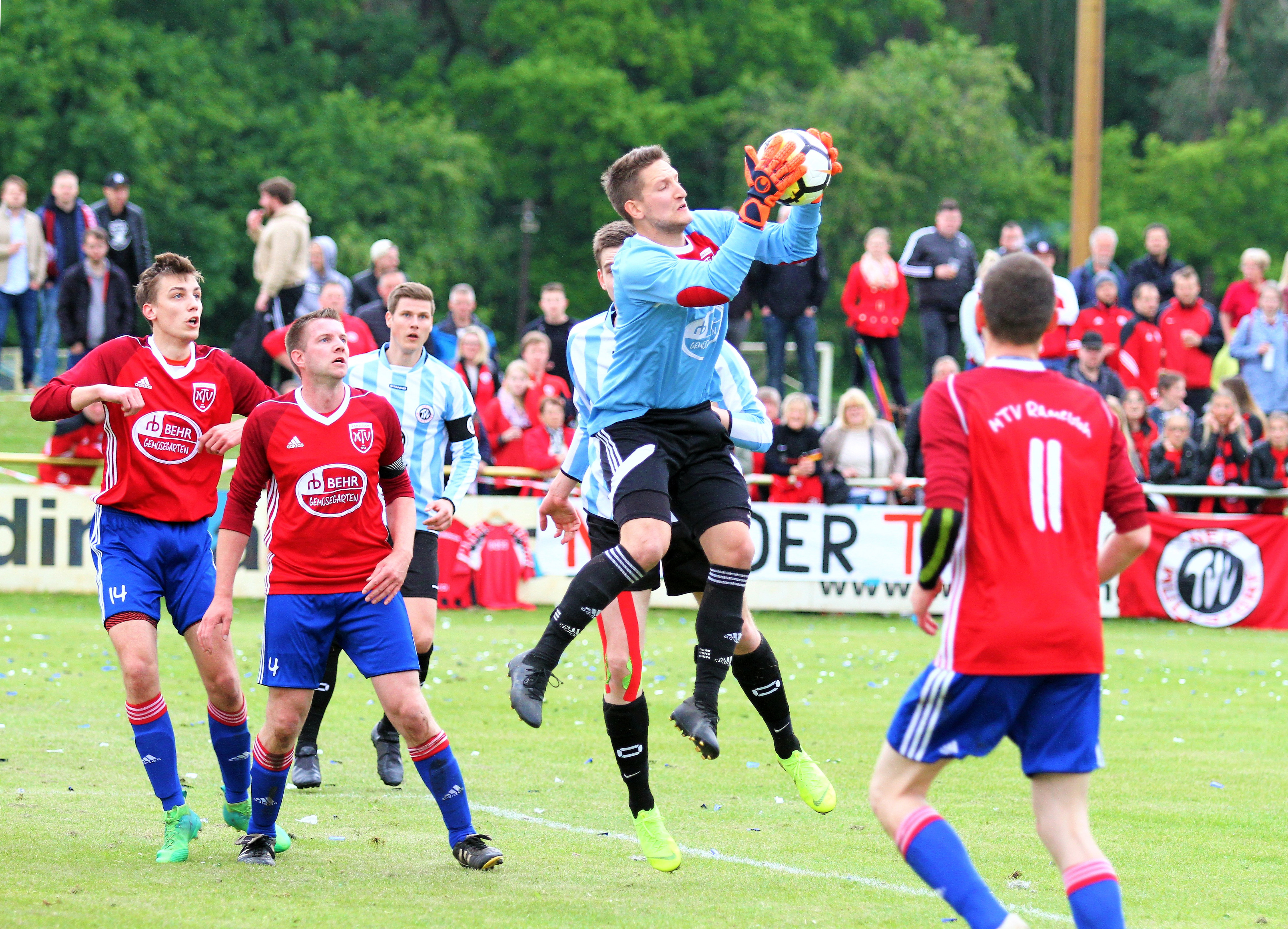 TVV-Keeper Tim Gripp hält den Sieg fest