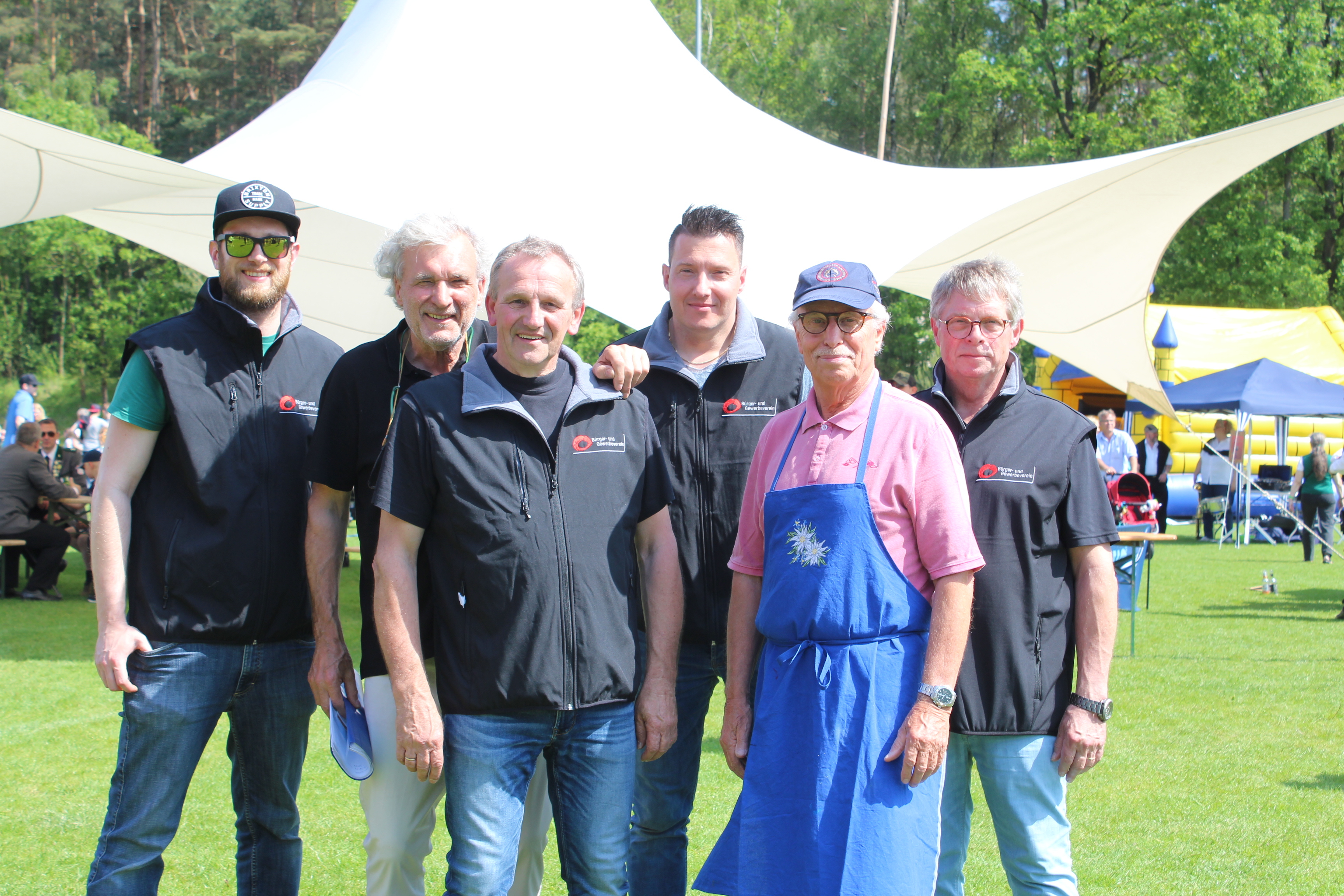 Freuen sich über Sonnenschein und super Stimmung (v. li.): die Organisatoren Alexander Schaal, Bernd Jost, Edmund Minke, Michael Schröder, Fritz Appel und Paul Mojen