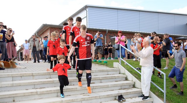 Einlaufkinder an der Hand der Fleestedter Liga-Spieler
