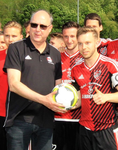 Der Fleestedter Kapitän Fabian Maltzan (re.) nahm vom Staffelleiter Mario Leder die Glückwünsche und einen neuen Spielball entgegen 