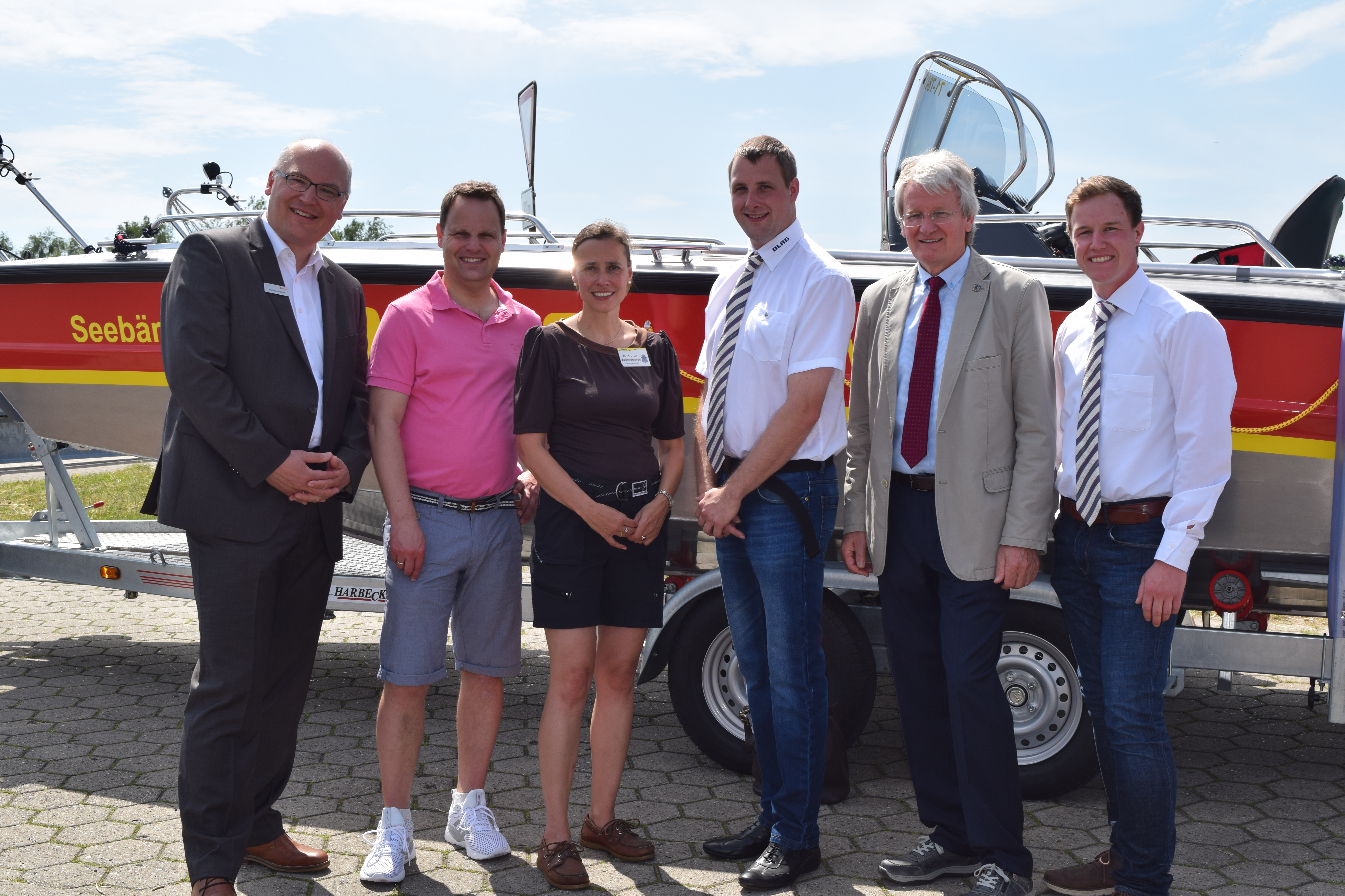 Freuen sich, dass die "Seebär" jetzt im Einsatz ist: Andreas Wolter, Jörn Stolle, Dr. Cornell Babendererde, Jan Brinckmann, Uwe Harden und Vize-Vorsitzender der DLRG Winsen, Heiko Menke (v. li.)