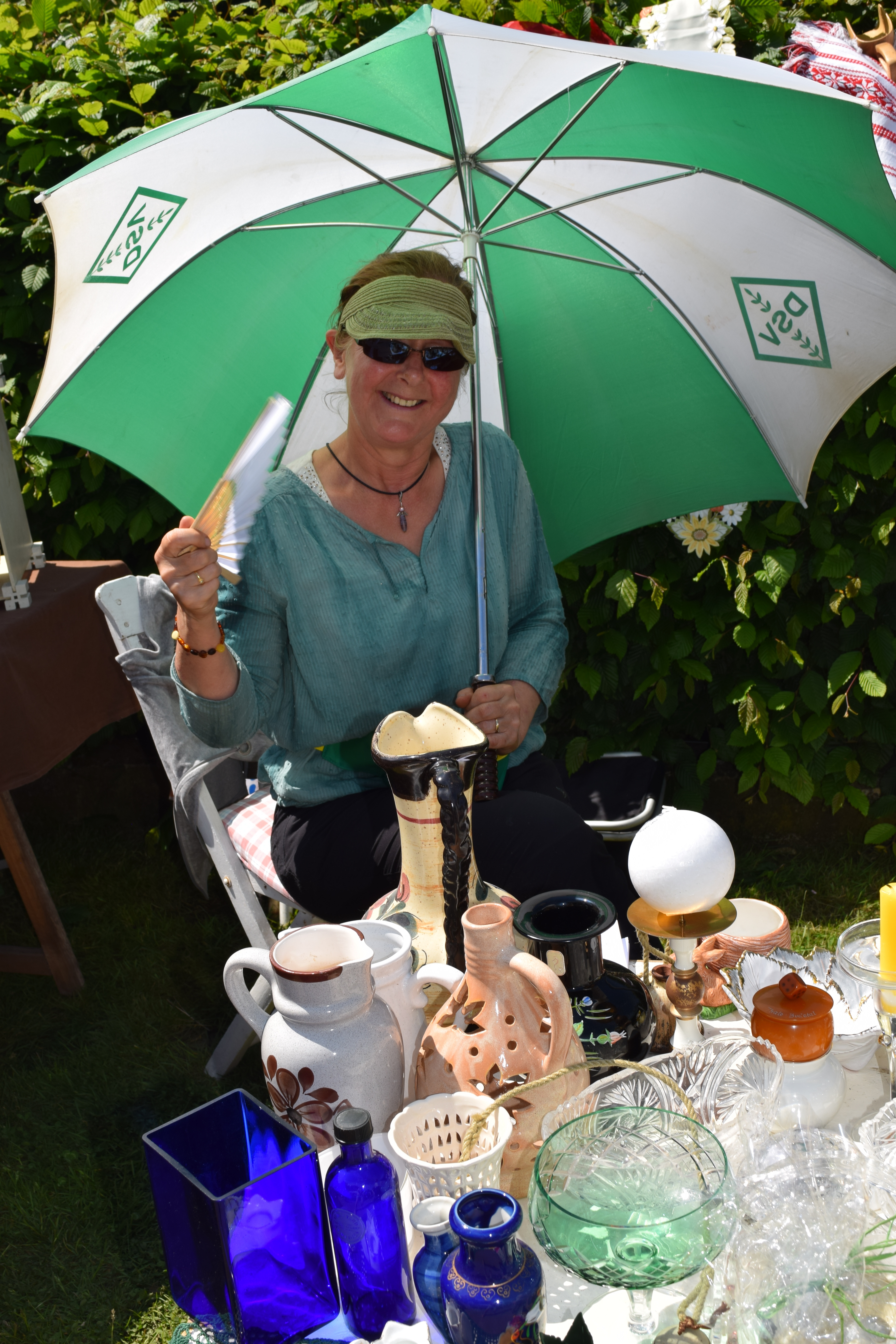 Mit Fächer und Schirm gegen die Sonne: Doris Huth aus Stelle
