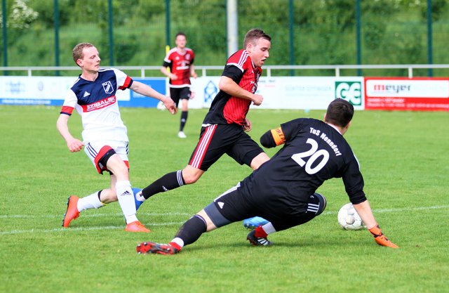 Tim-Niklas Rabe (Mitte) traf zum 3:0 für den TuS Fleestedt