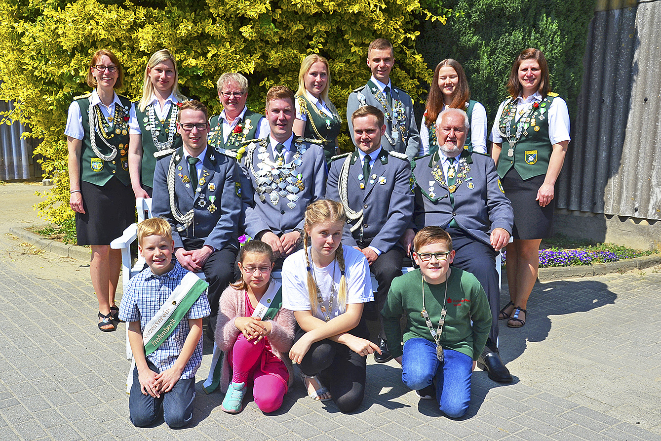 Die neuen und jungen Fredenbecker Würdenträger mit König Sebastian Robohm (Mitte 2. v. li.) Foto: sc