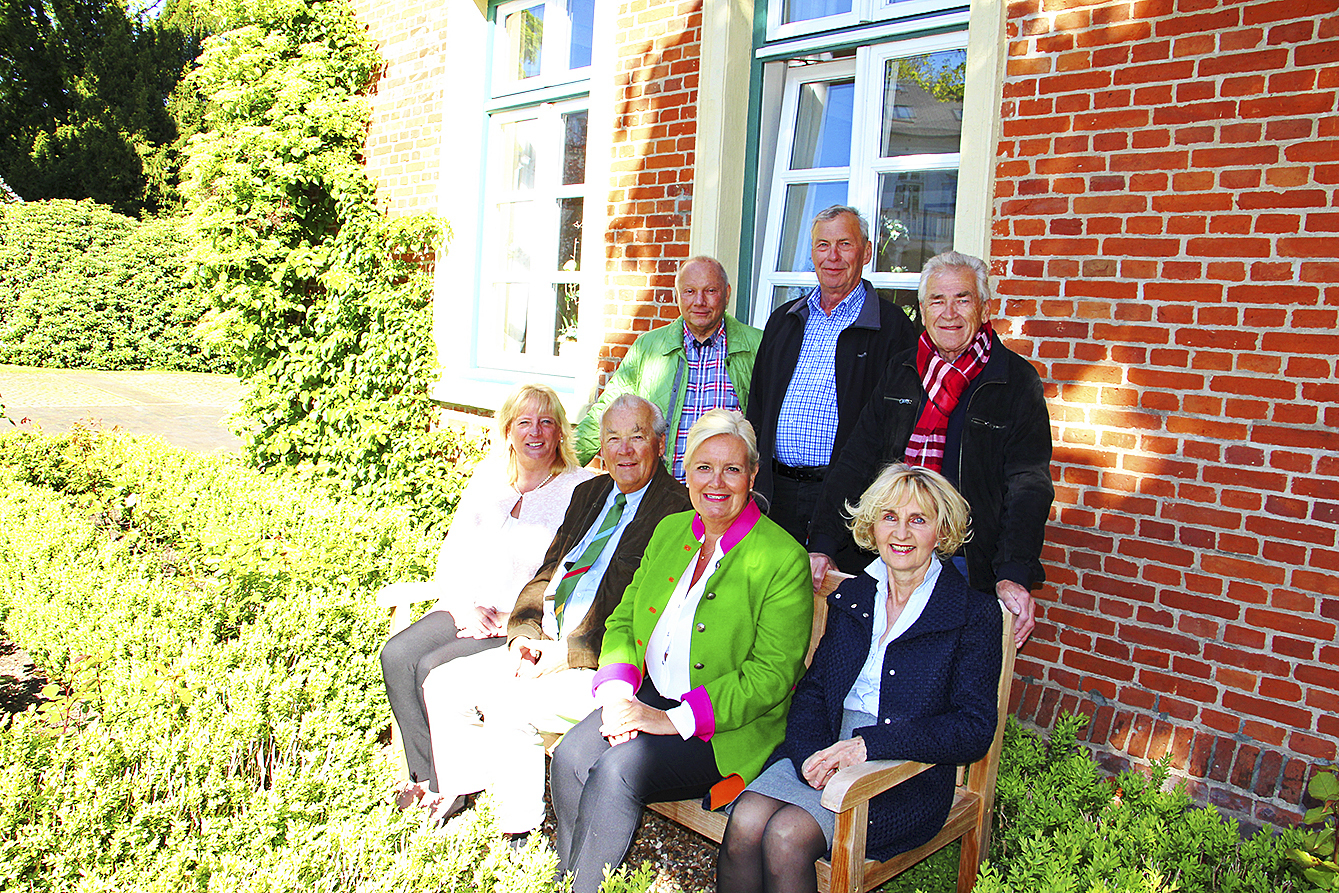 Fototermin an der neuen Sitzbank vor dem Standesamt in Hittfeld: (vorne v. li.) Heidrun
Rieckmann (Standesamt Seevetal), Ortsbürgermeister Thomas Fey, Seevetals Bürgermeisterin
Martina Oertzen und Brigitte Ohliger; hinten v. re.: Hubert Erhorn, Klaus Prigge und Henning Drewes (alle Heimatverein Hittfeld)