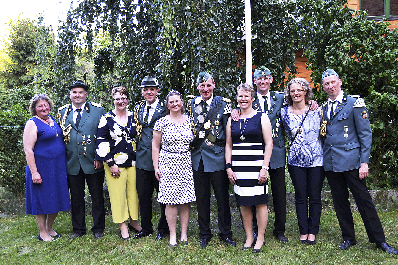 Die neue Königscrew (v. li.): Claudia und Jens Dreyer, Gaby und Lars Bargmann, das Königspaar
Jan und Tanja Horstmann, Silke und Andreas Dreyer sowie Sylvia und Michael Matthies Fotos: bim