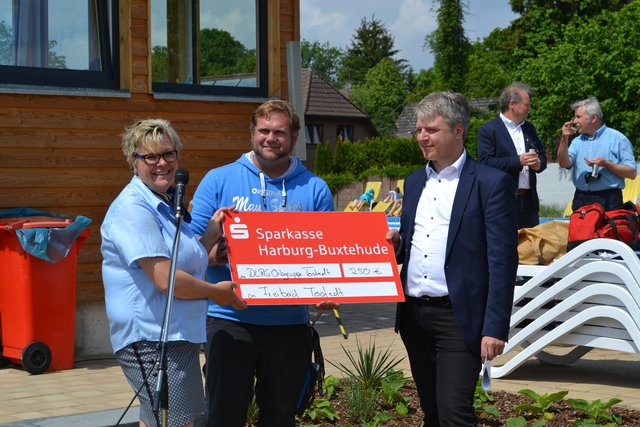 Margret Holste überreichte einen symbolischen Scheck über 250 Euro an Samtgemeinde-Bürgermeister Dr. Peter Dörsam (re.) und Schwimmmeister Sascha Nieß