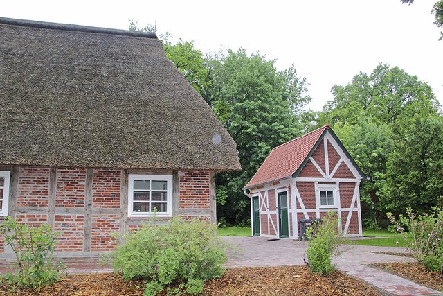 Das Haupthaus kommt aus dem Kreis Rotenburg, das Toilettenhäuschen aus dem Alten Land
