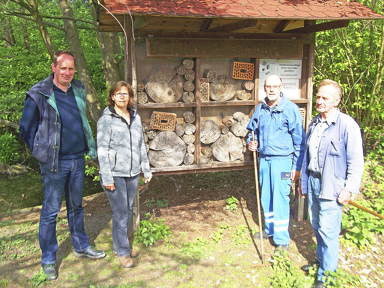 Haben neben dem Insektenhotel einen Blühstreifen angelegt (v. li.): stv. Vorsitzender Marco Rother, Ortsbürgermeisterin Anke Grabe, Jugendwart Hans Heinrich Beecken und Hauptmaterialverwalter Kurt Rother vom NGZV