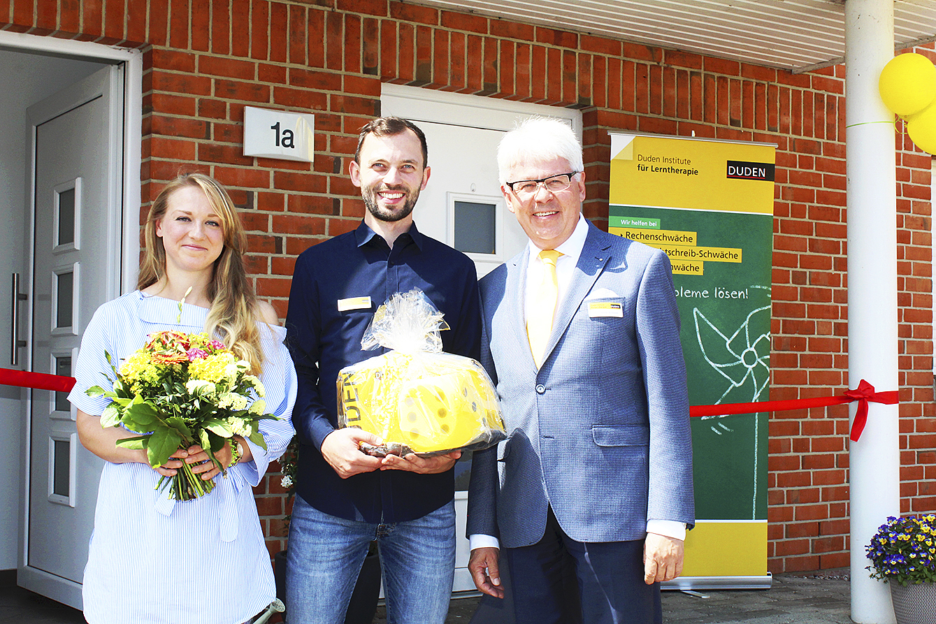 Dr. Gerd-Dietrich Schmidt, Gründer und Geschäftsführer des Duden-Instituts (re.), gratulierte
Institutsleiter David Ohnesorge und seiner Frau Mahela zur Eröffnung. Fotos: as