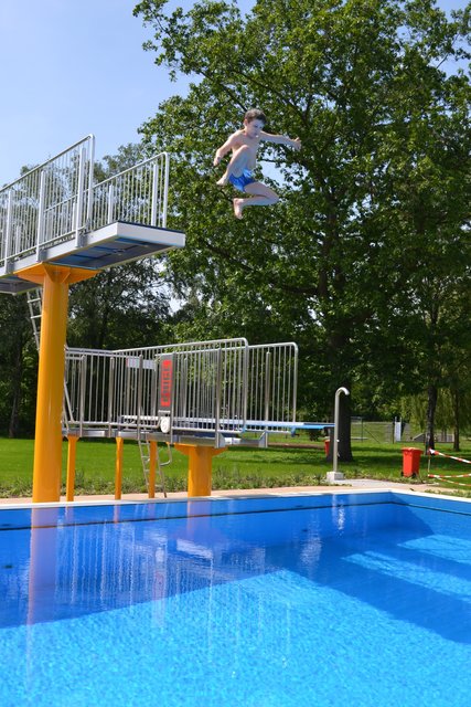 Einen beherzten Sprung vom Drei-Meter-Brett wagte jetzt Henry (8). Er war einer der ersten Gäste des rechtzeitig vor den hochsommerlichen Temperaturen des Wochenendes eröffneten Freibades in Tostedt
