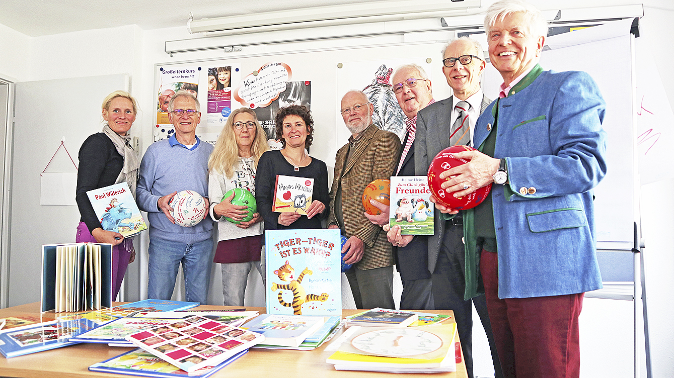 Übergabe des Lehrmaterials (v. li.): Simona Wriede (Deutscher Kinderschutzbund/DKSB), Karl-Heinz Winterstein (Rotary Club Winsen/RC), Janina Rentsch, Simone Thiel (beide DKSB), Otfried Heinsen, Klaus Meier, Richard Everett und Rainer Östlind (alle RC) Foto: Rolf Schriefer
