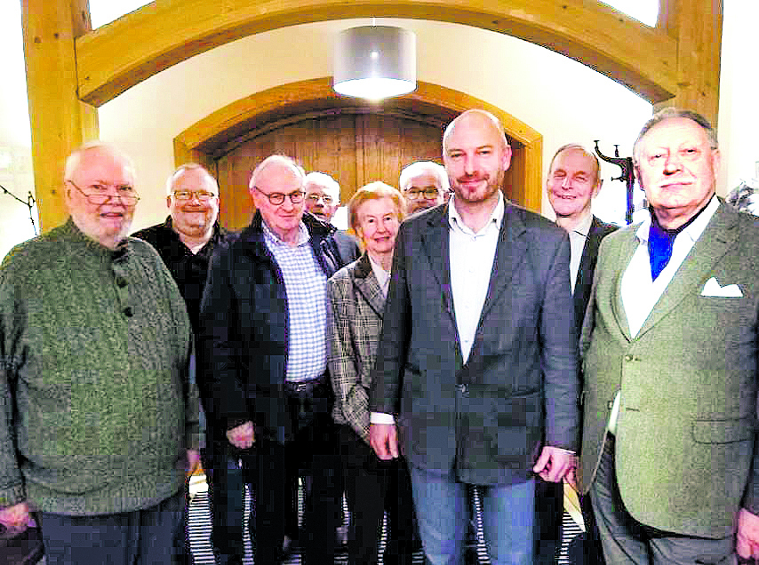 Der neue Vorstand des FDP-Ortsverbands Hanstedt mit weiteren Mitgliedern: Karl F. Brandt (re.), Armin Höhe (3. v. re.) und Volker Tomforde (li.)