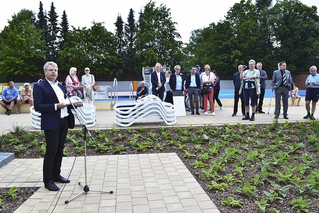 Samtgemeinde-Bürgermeister Dr. Peter Dörsam eröffnete das Freibad offiziell