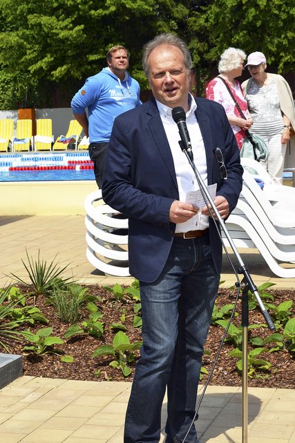 Dipl.-Ing. Jörg Stachel von der Planungsgruppe Hildesheim verdoppelte den Betrag für die DLRG auf 1.000 Euro