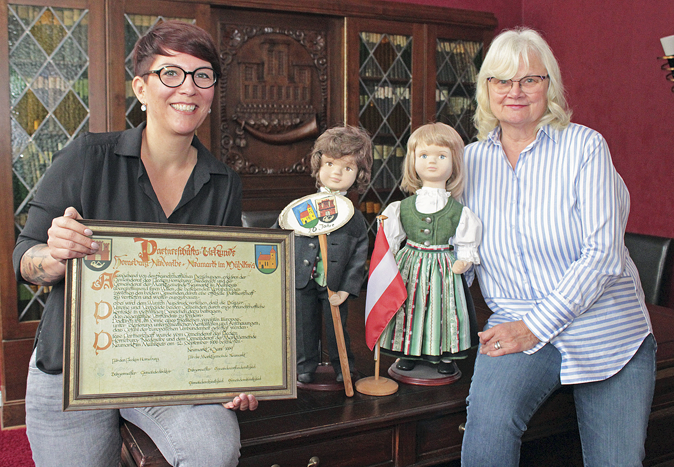 Vanessa Heider (li.) und Eveline Bansemer freuen sich über die Neumarkter Exponate im Horneburger Rathaus Foto: jab