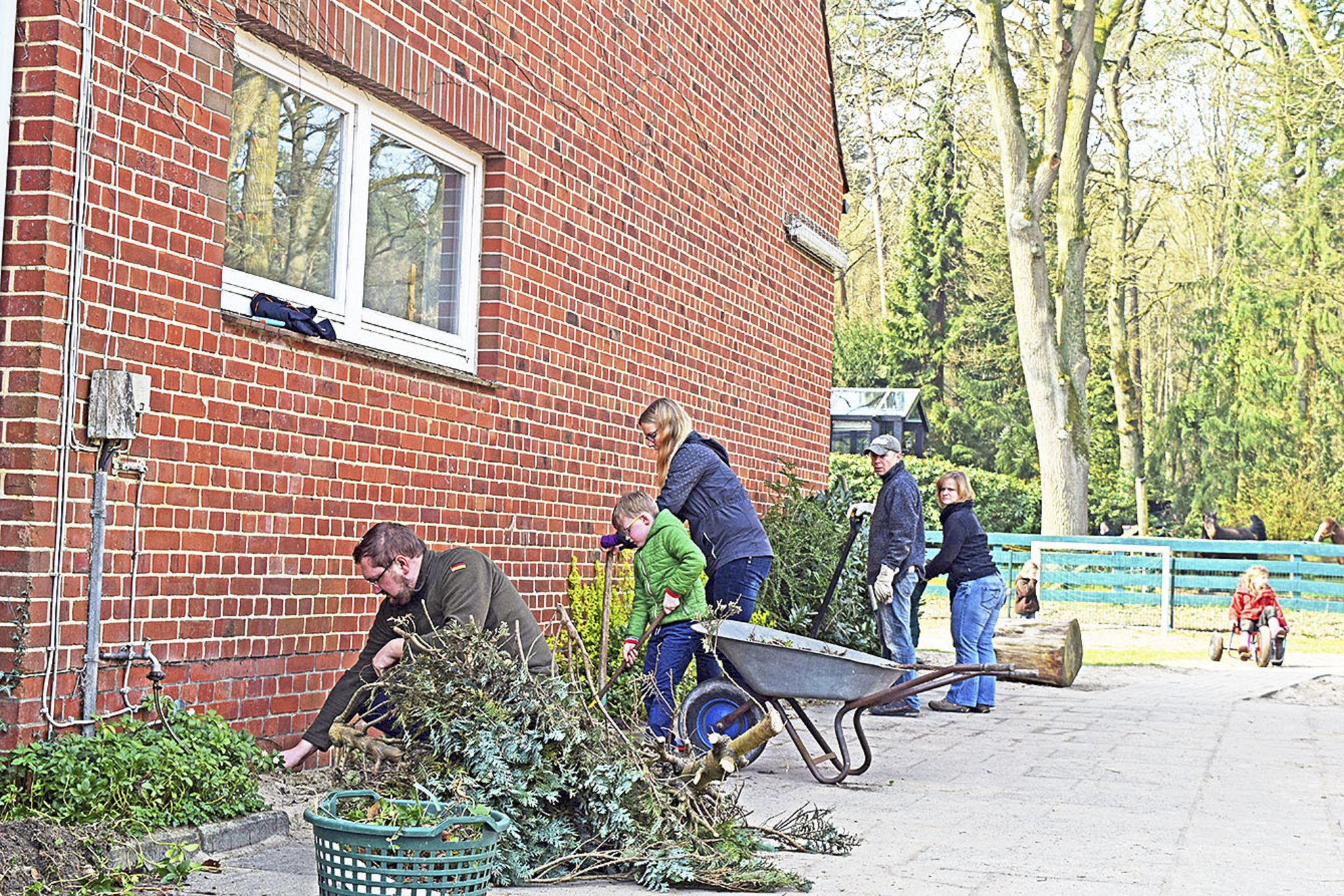 Teamwork von Groß und Klein im Kindergarten Garstedt: Gelände ist fit