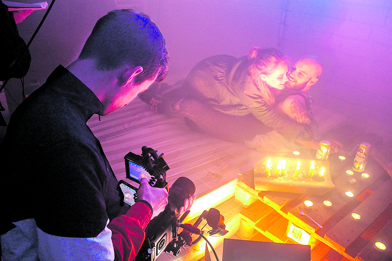 Ein drogensüchtiges Pärchen, das in einem Bunker Unterschlupf vor seinen Verfolgern sucht: Das ist eines von fünf düsteren Szenarien der Webserie "Four more", die ein engagiertes Team von jungen Schauspielern und Kameraleuten jetzt im Landkreis gedreht hat