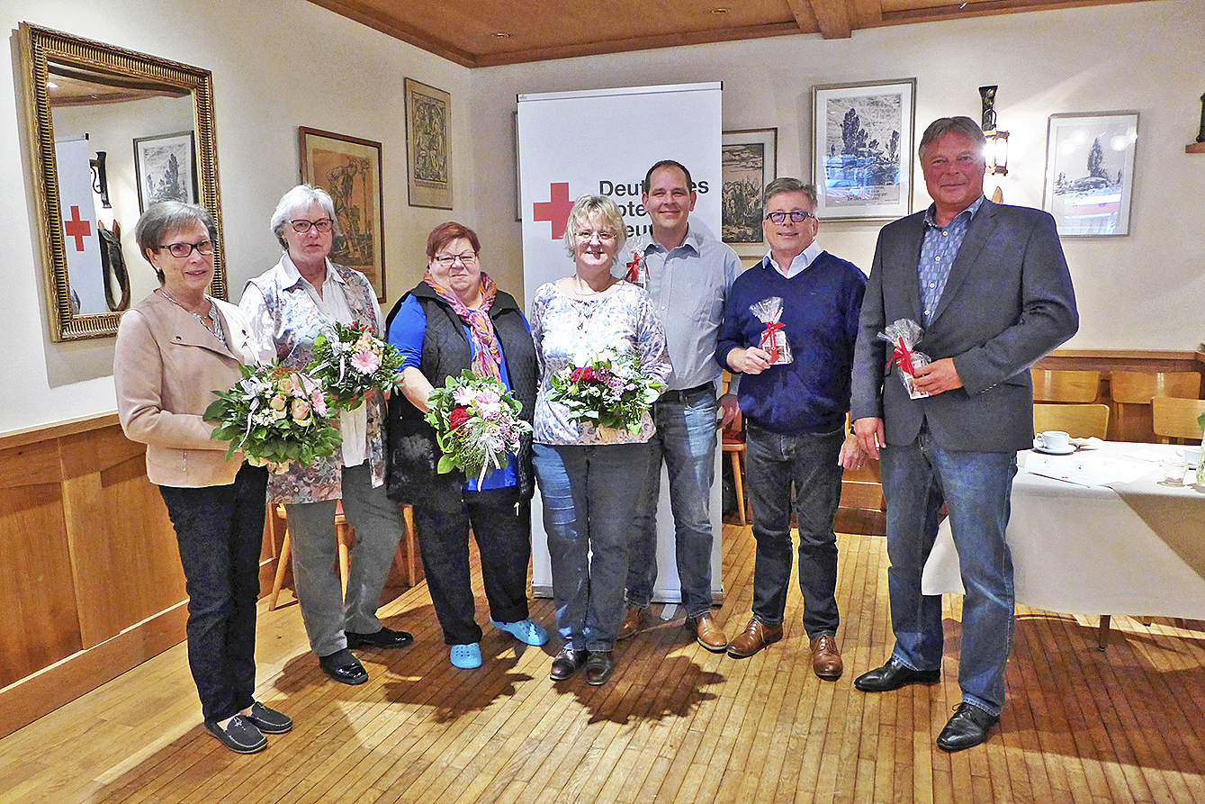 Angelika Gemmeker (v. li.), Carmen Werth, Marlies Lang und Heike Matthies übergaben die Vorstandsarbeit an Marco Behrens, Sönke Fisk und Sven Nielsson Foto: Lilith Müller-Petersen/DRK Kreisverband Harburg-Land