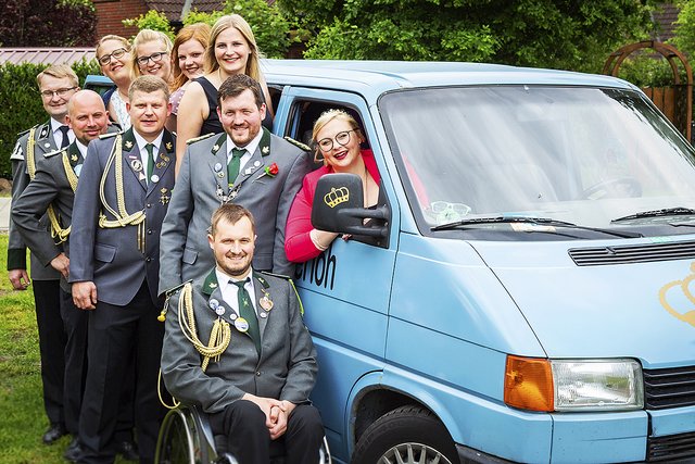 Die Herren der Königscrew (v.li.): Heiko Henning, Florian Pils, Fritjof Schulz, König Stefan Hermsdorf und Hendrik Beneke sowie die Damen (v.li.): Kirsten Henning, Mailin Gottschalk, Christin Bellmann, Laura Horstmann und Annemarie Hermsdorf