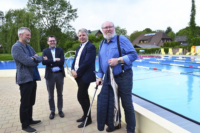 Samtgemeinde-Bürgermeister Dr. Peter Dörsam (2. v. re.) im Gespräch mit den Ratsmitgliedern Heiko Knüppel, Rolf Aldag und Dr. Hans-Christian Schröder