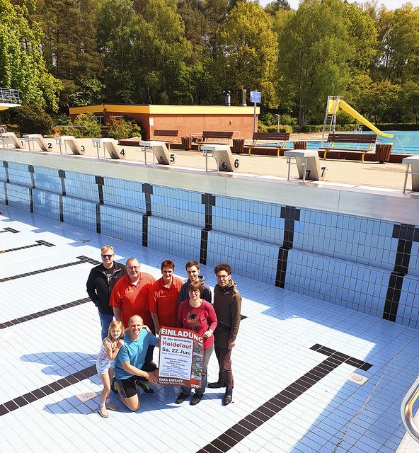 Werben für den Heidelauf (v.li.): Eick Elvers, Matthias Groth, Ilka Rust, Fabian Störmer, (davor) Beathe Störmer, Florian Schneider. Knieend davor: Tobias Handtke mit Tochter Annika