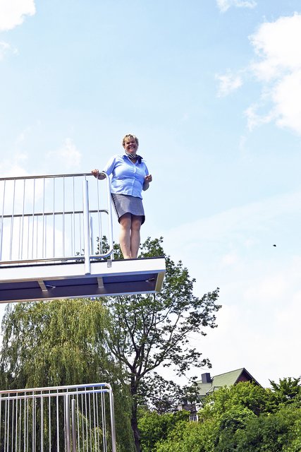 Margret Holste vor ihrem Sprung 
auf dem Drei-Meter-Turm