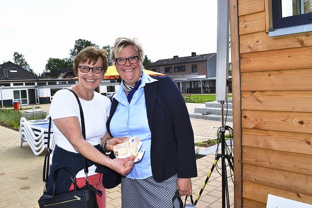 Karin Plate (li.) hat die 500 Euro für den Sprung von Margret Holste zusammen