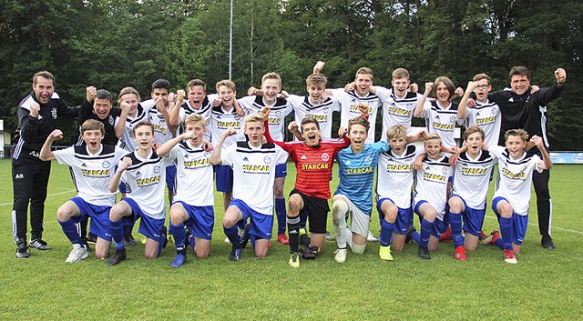 
Das Meisterteam der JFC Borstel-Luhdorf mit seinen Trainern André Kienke (v.l.) und Olaf Lakämper, sowie Torwarttrainer Daniel Schulenburg re., stehend) | Foto: JFV