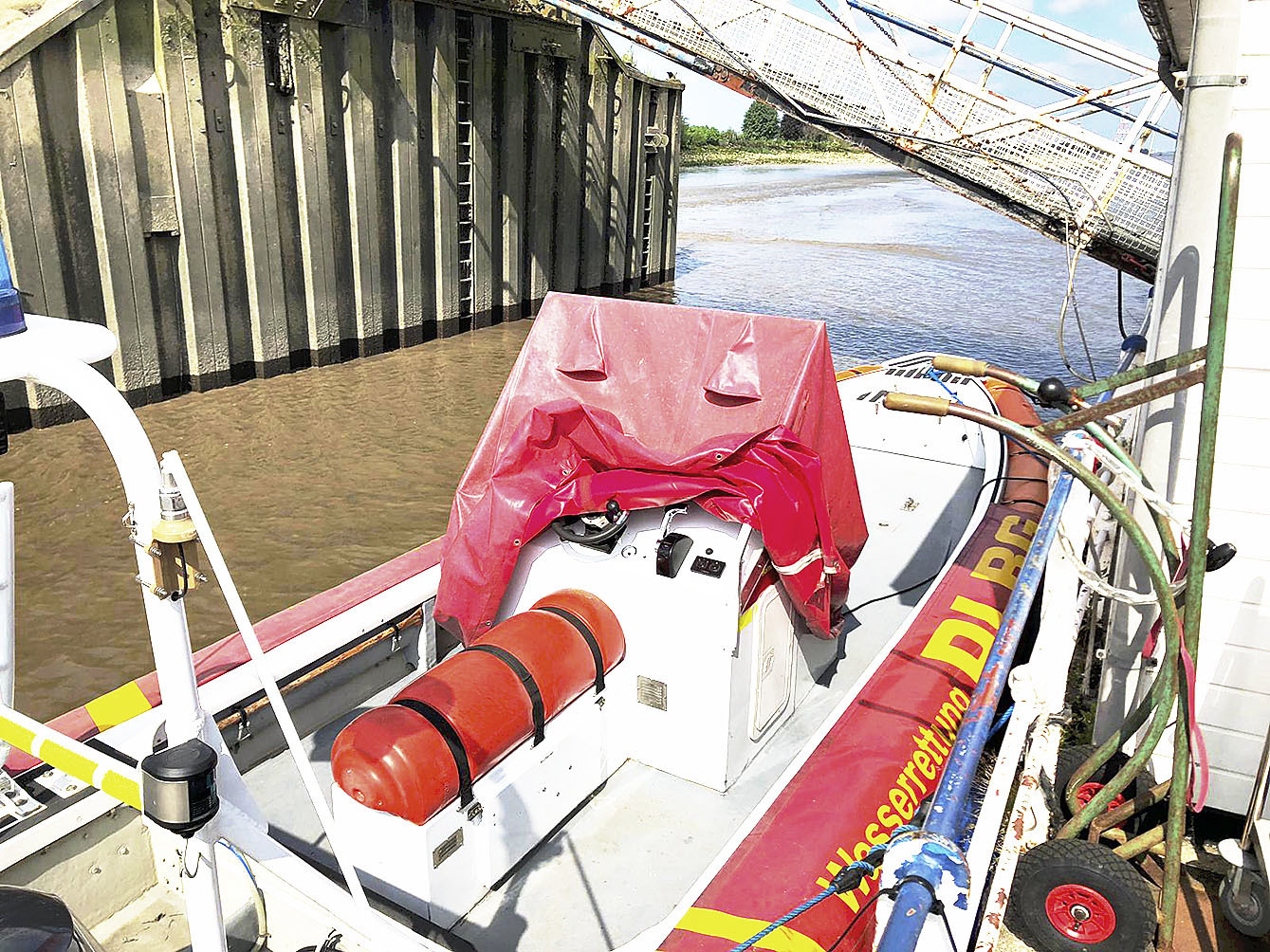 Das DLRG-Rettungsboot am Lühe-Anleger wurde in diesem Jahr bereits zum zweiten Mal
beschädigt