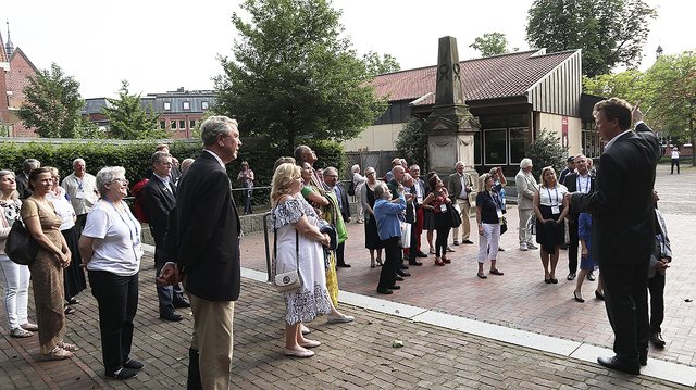 Superintendent Christian Berndt (re.) begrüßte die rotarischen Gäste in Winsen vor der Marienkirche