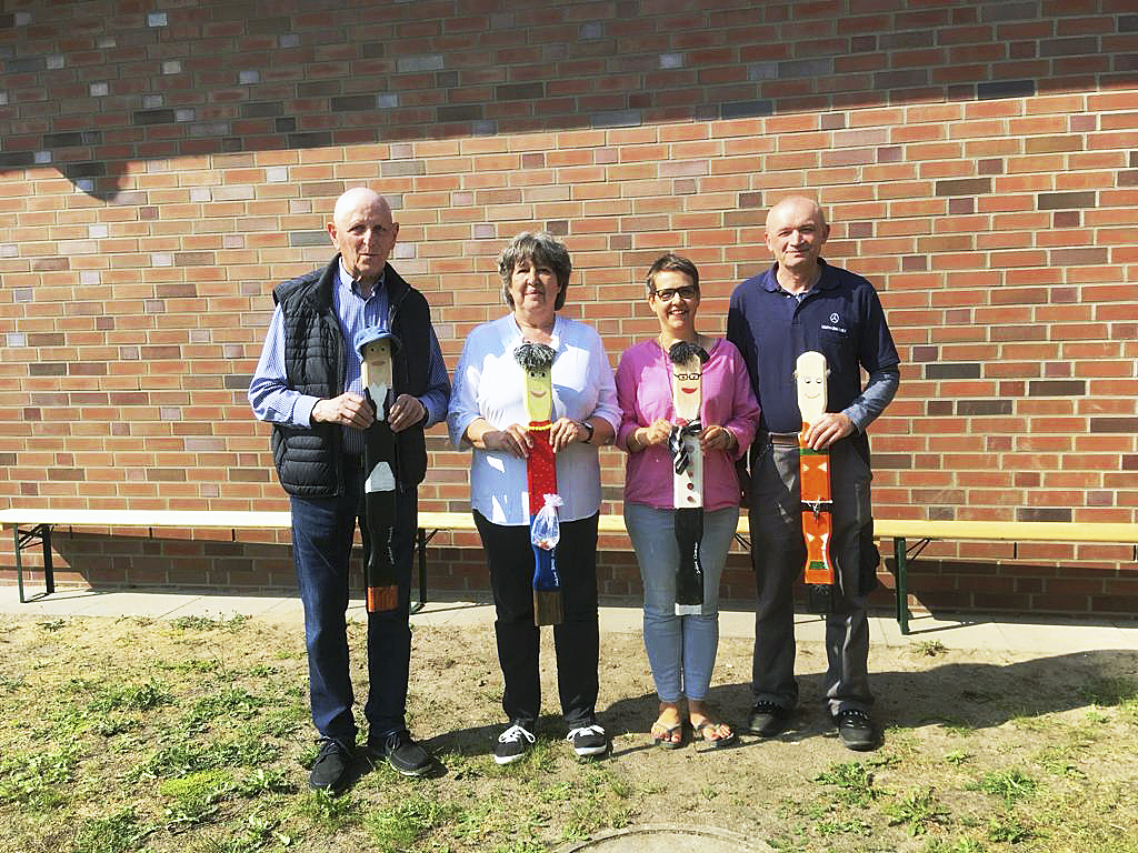 Erhielten für ihren Einsatz ihre "Ebenbilder" (v. li.): Otters früherer Bürgermeister Herbert Busch, Sabine Nitschke, Sabine Casemir und Alexander Benske