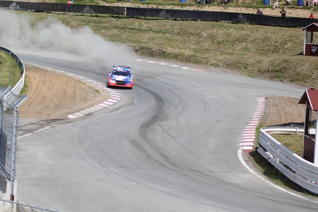 Beim Kurvenfahren driftet Andreas Steffen nach außen | Foto: ab