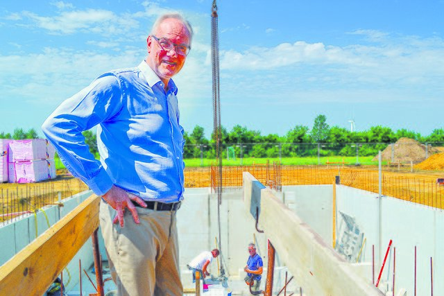 Wenzendorfs Bürgermeister Manfred Cohrs auf der Baustelle des Dorfgemeinschaftshauses Foto: bim