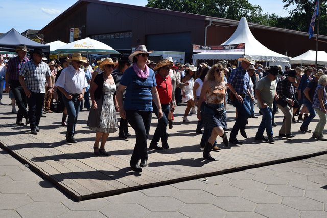Die Tanzfläche war stetig voll: Beim 23. Radbrucher Country zeigte zahlreiche Line-Dancer ihr Können 