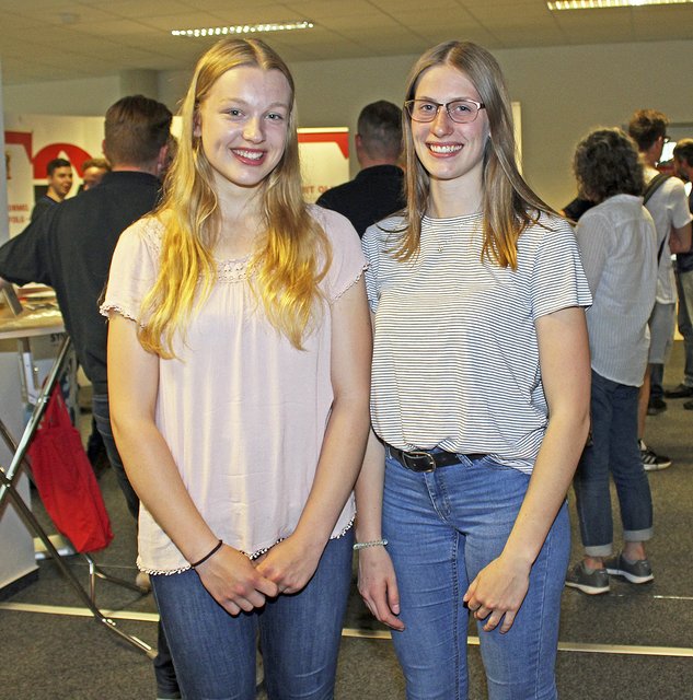 Für Larissa Sommer (li., 15) und Anna Brassat (15) hat sich der Besuch auf der Messe gelohnt Foto: jab