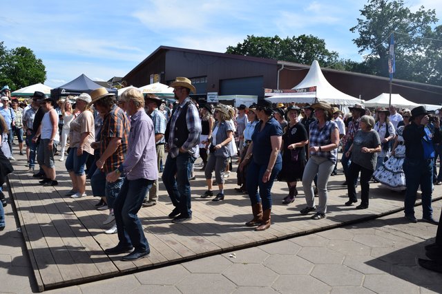 Voll bis zum letzten Platz: Die Line-Dancer tanzten in Radbruch nahezu durchgängig 