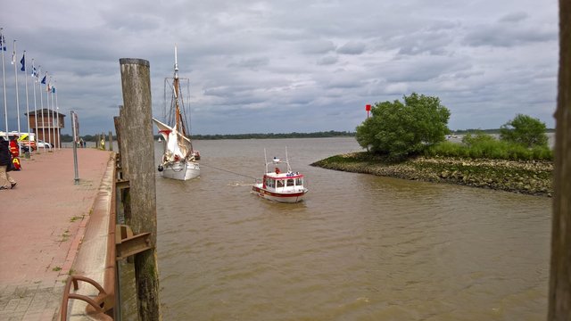 Das Lotsenschiff wird in die Schwinge gezogen