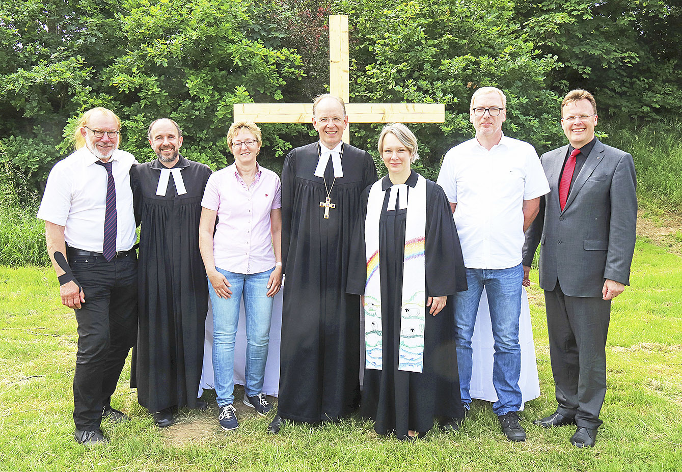Nach dem Gottesdienst (v. li.): Axel Kliemann, Vorsitzender des Gesamtkirchenvorstands und des Kirchenvorstands (KV) Marschacht, Pastor Paulo Goschzik-Schmidt, Kerstin Schlichting, Vorsitzende des KV Drennhausen, Landesbischof Ralf Meister, Pastorin Andrée Möhl, Andreas Rönner, KV-Vorsitzender in Tespe, und Superintendent Christian Berndt