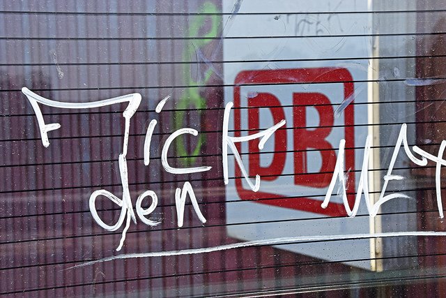 Unbekannte überziehen das Bahnhofsumfeld ständig mit Schmierereien