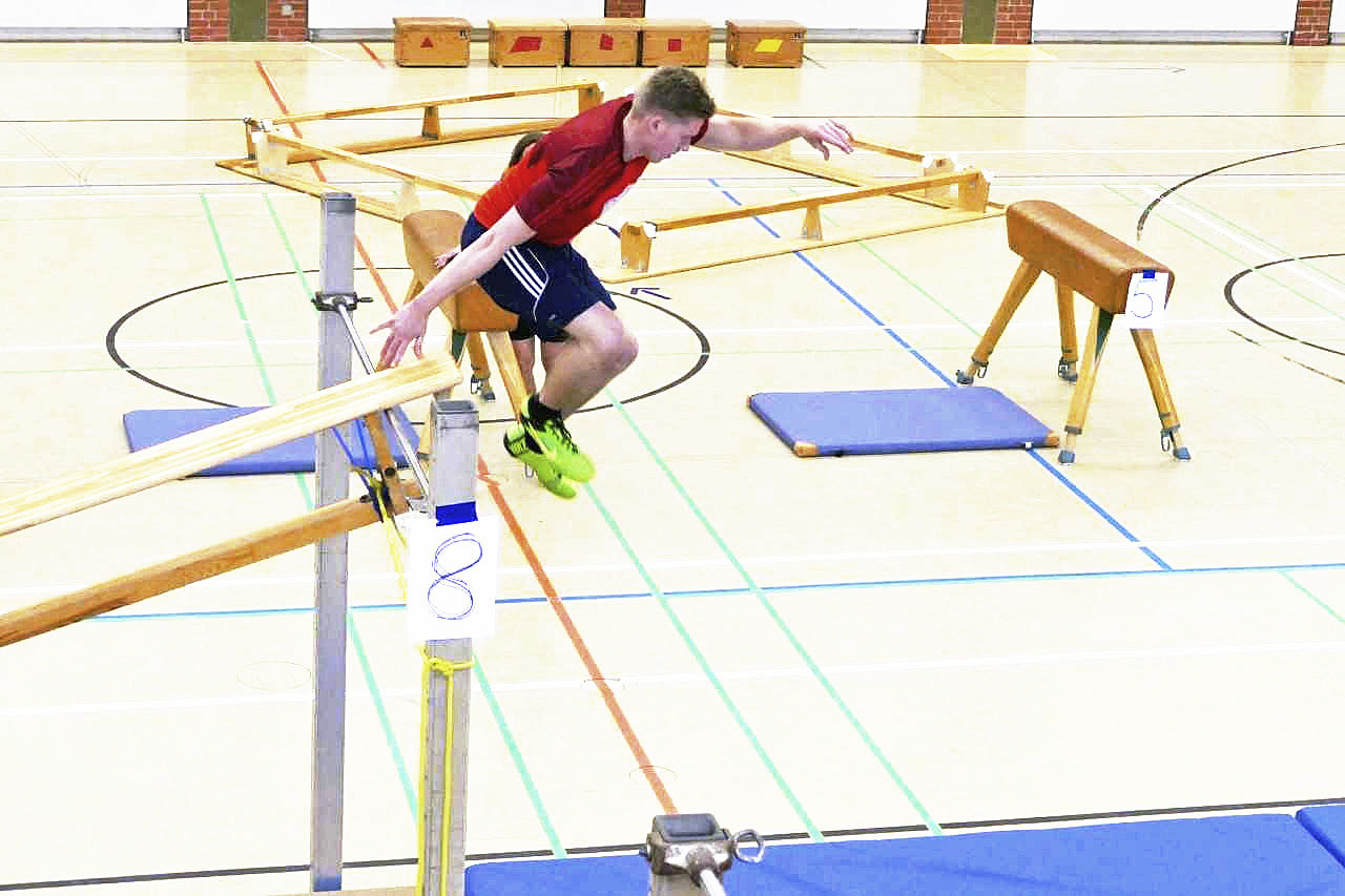 Insgesamt 23 Teilnehmer absolvierten den Hindernisparcours in der Sporthalle der IGS