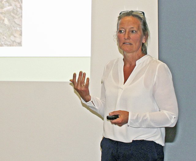 Annekatrin Mensching ging im Anschluss an die Vorstellung auch auf Fragen des Rates und der Zuhörer ein Foto: jab